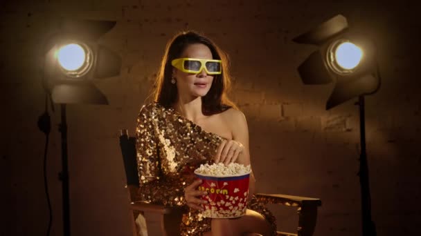 Sinematografi Sahne Arkası Yaratıcı Konsepti Altın Elbiseli Kağıt Bardaklı Zarif — Stok video