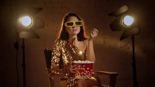 Sinematografi Sahne Arkası Yaratıcı Konsepti Altın Elbiseli Kağıt Bardaklı Zarif — Stok video