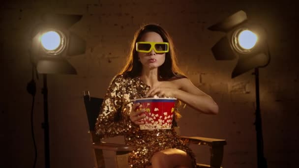 Cinematografia Cinema Set Backstage Conceito Criativo Mulher Vestido Dourado Óculos — Vídeo de Stock