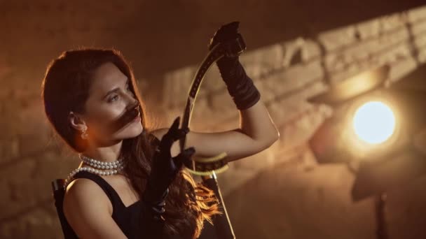 Sinematografi Sahne Arkası Yaratıcı Konsepti Siyah Elbiseli Ipek Eldivenli Incili — Stok video