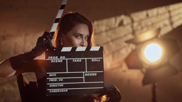 Sinematografi Sahne Arkası Yaratıcı Konsepti Siyah Elbiseli Ipek Eldivenli Yönetmen — Stok video