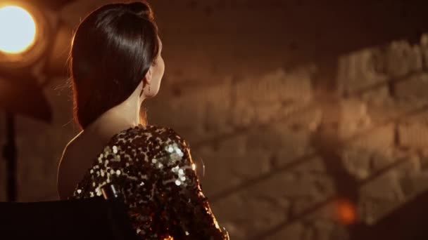 Sinematografi Sahne Arkası Yaratıcı Konsepti Altın Elbiseli Esmer Kadının Yakın — Stok video