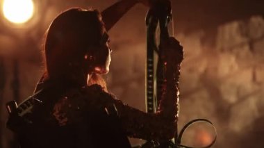 Sinematografi ve sahne arkası yaratıcı konsepti. Altın elbiseli bir kadının, yönetmen koltuğunda otururken, elinde bir sürü karışık film şeritleri tutarken, birbirine dolanmış, kaçtığı yakın plan fotoğrafı..