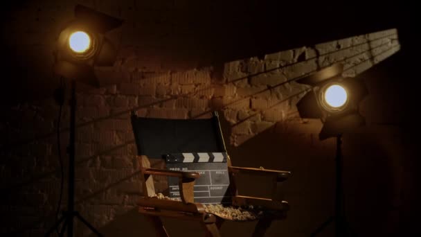 Cinematografia Cinema Set Backstage Conceito Criativo Close Tiro Palmas Cadeira — Vídeo de Stock