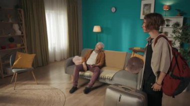 Üniversiteden, üniversiteden ya da tatilden eve gelen, uyuyan büyükbabasını gören, onu uyandırıp sıcak bir şekilde selamlayan bir gencin videosu. Birleşme, tatiller, aile değerleri.