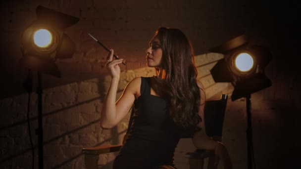 Koncepcja Reklamy Kulisami Atrakcyjna Kobieta Czarnej Sukience Siedząca Krześle Reżyserskim — Wideo stockowe