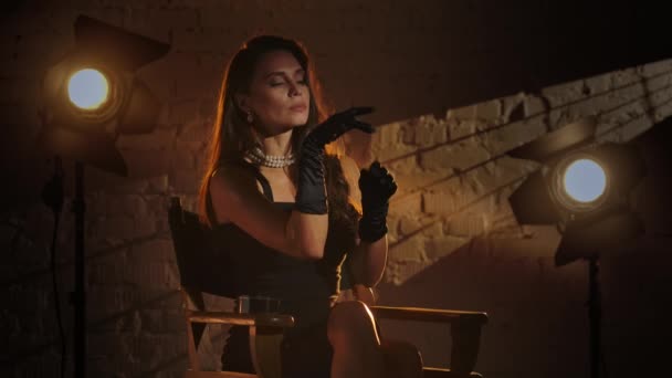 Sinematografi Sinema Sahne Arkası Reklam Konsepti Siyah Elbiseli Zarif Bir — Stok video