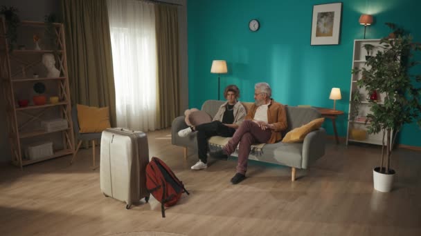 Video Seorang Remaja Anak Muda Duduk Sofa Sofa Dengan Kakeknya — Stok Video