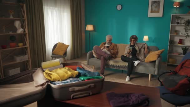 Video Seorang Remaja Anak Muda Dengan Kakeknya Kakek Duduk Sofa — Stok Video