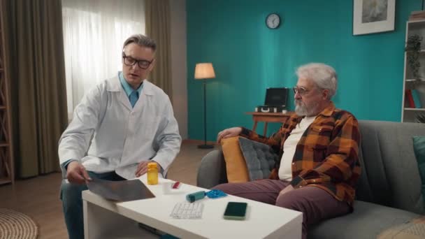 Pełnowymiarowy Film Którym Lekarz Sprawdza Stan Pacjenta Domu Rozmawia Starszym — Wideo stockowe