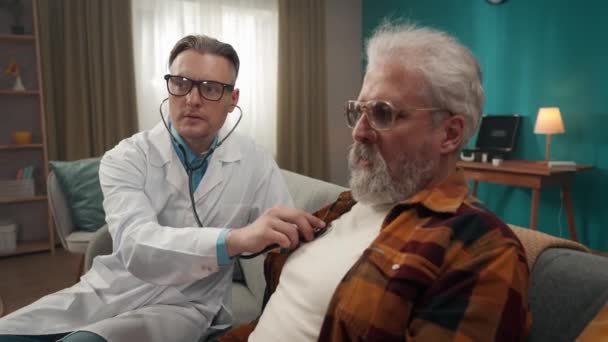Średni Film Lekarzem Sprawdzającym Stan Pacjenta Domu Używa Stetoskopu Badania — Wideo stockowe