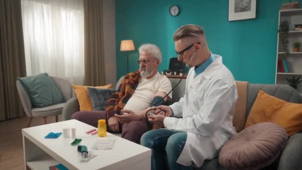 Pełnowymiarowy Film Którym Lekarz Sprawdza Stan Pacjenta Domu Używa Sfigmomanometru — Wideo stockowe