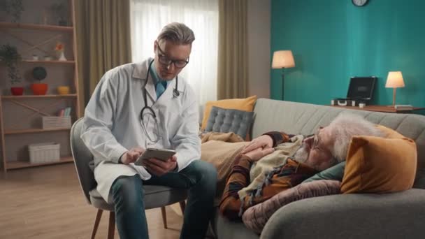 Video Kterém Doktor Kontroluje Stav Svého Pacienta Doma Používá Tablet — Stock video