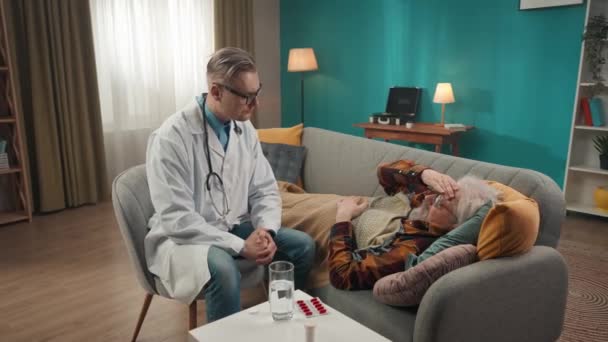 Video Kterém Doktor Kontroluje Stav Svého Pacienta Doma Předepisuje Léky — Stock video