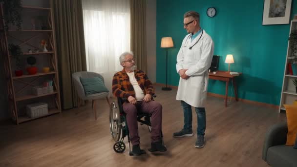 Pełnowymiarowy Film Którym Lekarz Sprawdza Stan Pacjenta Domu Rozmawia Starszym — Wideo stockowe