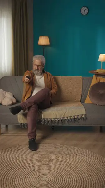 Полноразмерный Снимок Фото Седого Пожилого Мужчины Сидящего Диване Одной Ногой — стоковое фото