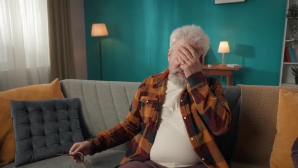 Video Medie Dimensioni Anziano Pensionato Anziano Seduto Divano Che Massaggia — Video Stock
