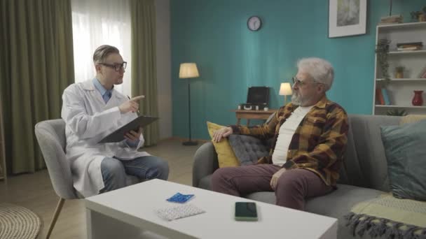 Vídeo Tamanho Real Médico Verificando Condição Seu Paciente Casa Ele — Vídeo de Stock