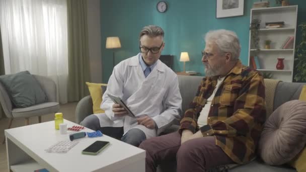 Video Kterém Doktor Kontroluje Stav Svého Pacienta Doma Používá Tablet — Stock video