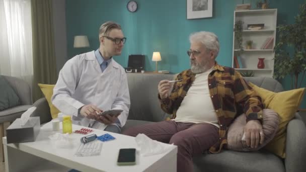 Pełnowymiarowy Film Którym Lekarz Sprawdza Stan Pacjenta Domu Sprawdza Temperaturę — Wideo stockowe