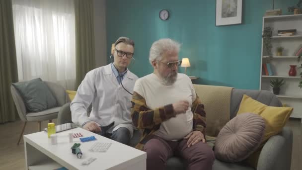 Pełnowymiarowy Film Którym Lekarz Sprawdza Stan Pacjenta Domu Używa Stetoskopu — Wideo stockowe