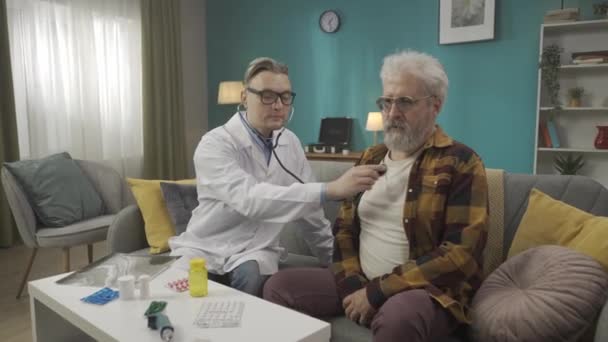 집에서 환자의 상태를 의사의 비디오 스테로스코프를 사용하여 호흡을 검사하고 엑스레이를 — 비디오