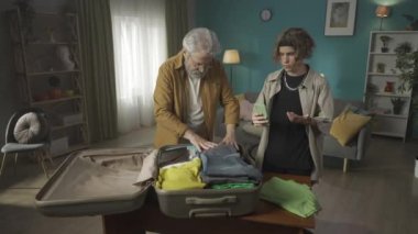 Genç bir adamın video kaydı, video kaydı, yolculuğunu canlı olarak anlatıyor. Büyükbabası eşyalarını bir bavula yerleştiriyor. Üniversite, üniversite, yeni bir yere taşınmak.