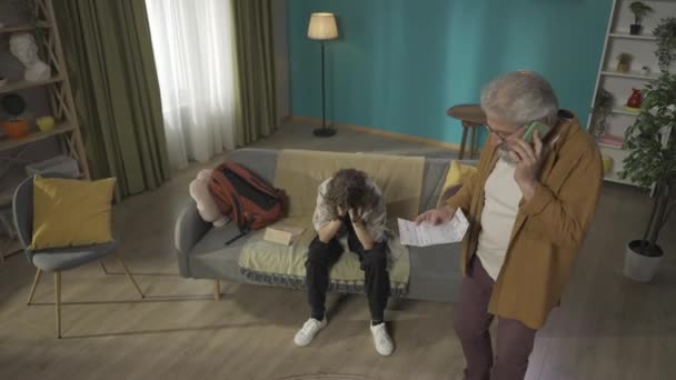 Video Dari Seorang Kakek Berbicara Telepon Dengan Kerabat Berbagi Berita — Stok Video