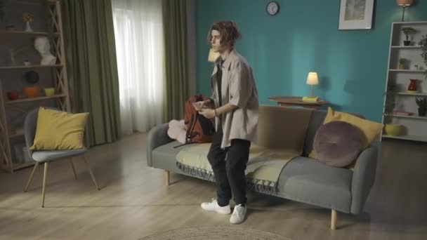 Vidéo Adolescent Jeune Homme Entrant Dans Cadre Avec Une Enveloppe — Video