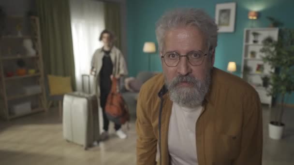 Video Tonåring Ung Man Med Sin Farfar Farfar Poserar Framför — Stockvideo