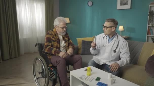 Vídeo Tamanho Real Médico Verificando Condição Seu Paciente Casa Prescreve — Vídeo de Stock