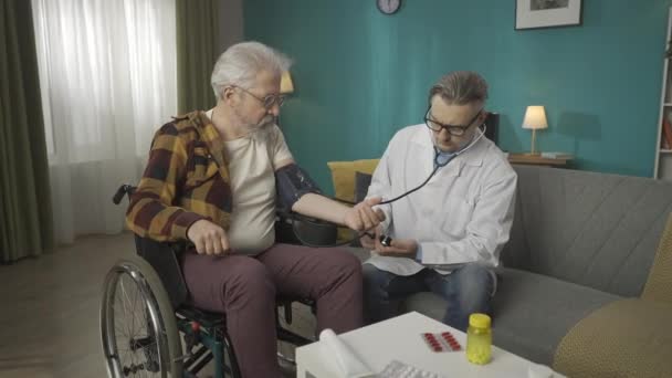 Πλήρες Βίντεο Ενός Γιατρού Που Τσεκάρει Τον Ασθενή Του Στο — Αρχείο Βίντεο