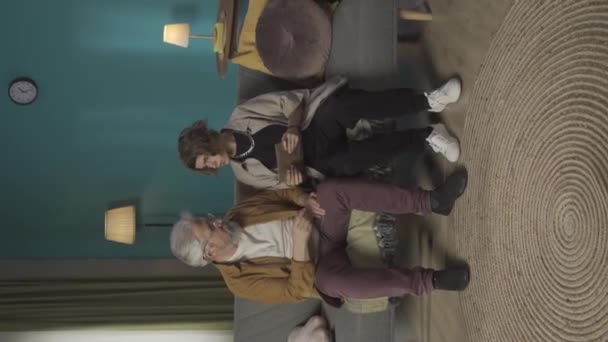 Büyükbabasına Zarf Getiren Bir Gencin Videosu Torununun Üniversiteye Giremediğini Öğrenmek — Stok video