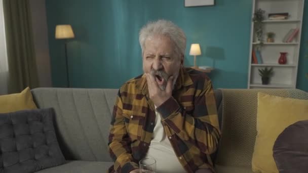 Yaşlı Emekli Bir Adamın Bir Koltukta Oturan Yaşlı Bir Vatandaşın — Stok video