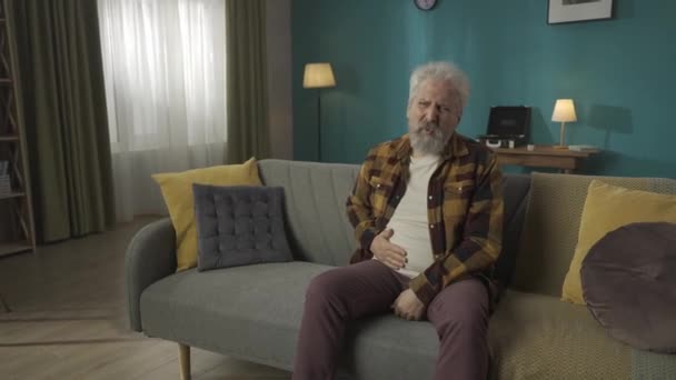 Zoom Video Anciano Jubilado Anciano Sentado Sofá Sofá Cuando Repente — Vídeos de Stock