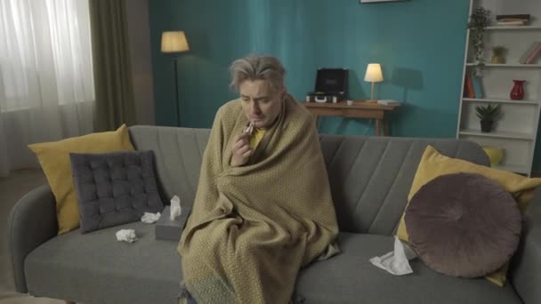 Zoom Video Hombre Mediana Edad Sentado Sofá Sofá Envuelto Manta — Vídeos de Stock