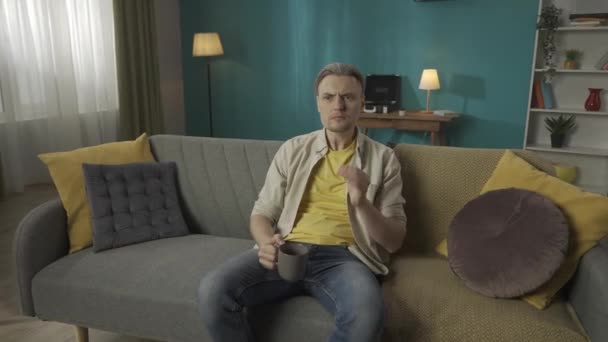 Zoom Dalam Video Seorang Pria Paruh Baya Duduk Sofa Sofa — Stok Video