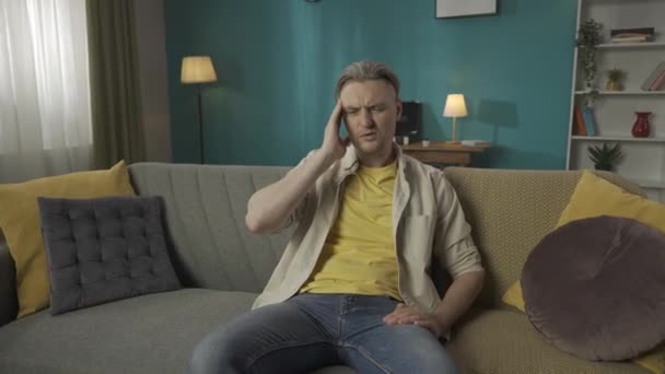 Video Medium Dari Pria Paruh Baya Yang Duduk Sofa Sofa — Stok Video