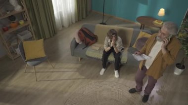 Büyükbabanın telefonda akrabalarıyla konuştuğu, torunuyla ilgili haberleri paylaştığı, kanepede oturduğu ve üniversiteye giremediği bir video. Kayıt, giriş reddedildi. HDR BT2020