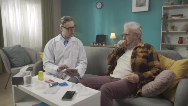 Video Kterém Doktor Kontroluje Stav Svého Pacienta Doma Používá Tabletu — Stock video
