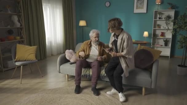 Videó Egy Tiniről Aki Egy Borítékot Visz Nagyapjának Kinyitja Újságot — Stock videók