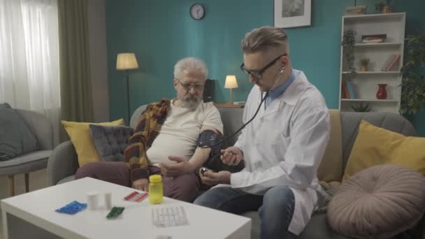 Fullstor Video Med Läkare Som Kollar Patientens Tillstånd Hemma Han — Stockvideo