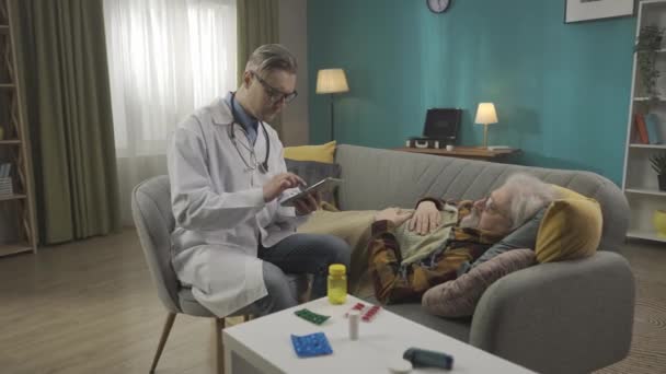 Vídeo Tamaño Real Médico Revisando Estado Paciente Casa Está Recetando — Vídeos de Stock