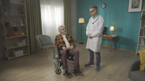 Vídeo Tamaño Real Médico Revisando Estado Paciente Casa Está Hablando — Vídeos de Stock
