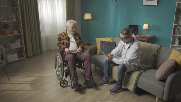 Vídeo Tamaño Real Médico Revisando Estado Paciente Casa Está Hablando — Vídeos de Stock