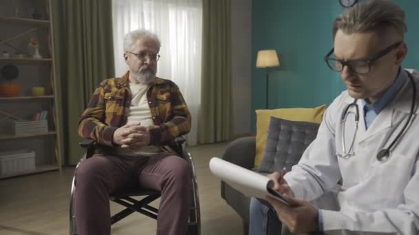 Video Kterém Doktor Kontroluje Stav Svého Pacienta Doma Mluví Starším — Stock video