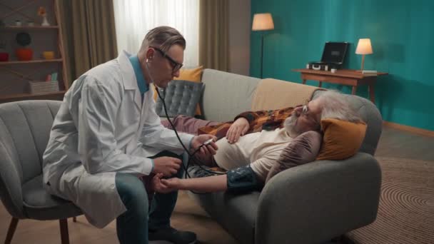 Video Kterém Doktor Kontroluje Stav Svého Pacienta Doma Používá Stetoskop — Stock video