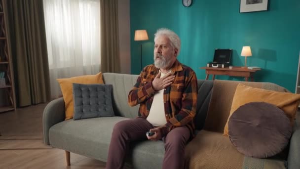 Zooma Videon Äldre Pensionerad Man Pensionär Som Sitter Soffa Soffa — Stockvideo