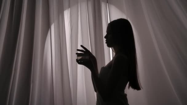 Średniej Wielkości Filmik Młodą Kobietą Owiniętą Ręcznik Ukrywającą Się Kurtyną — Wideo stockowe