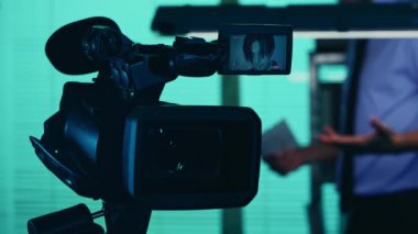 Kameranın çektiği, bir şüphelinin, suçlunun, suçlunun ya da bir mahkumun arka planda bir dedektifle konuşmasının detaylı videosunu çek. Gerçek suç, belgesel, yaratıcı.